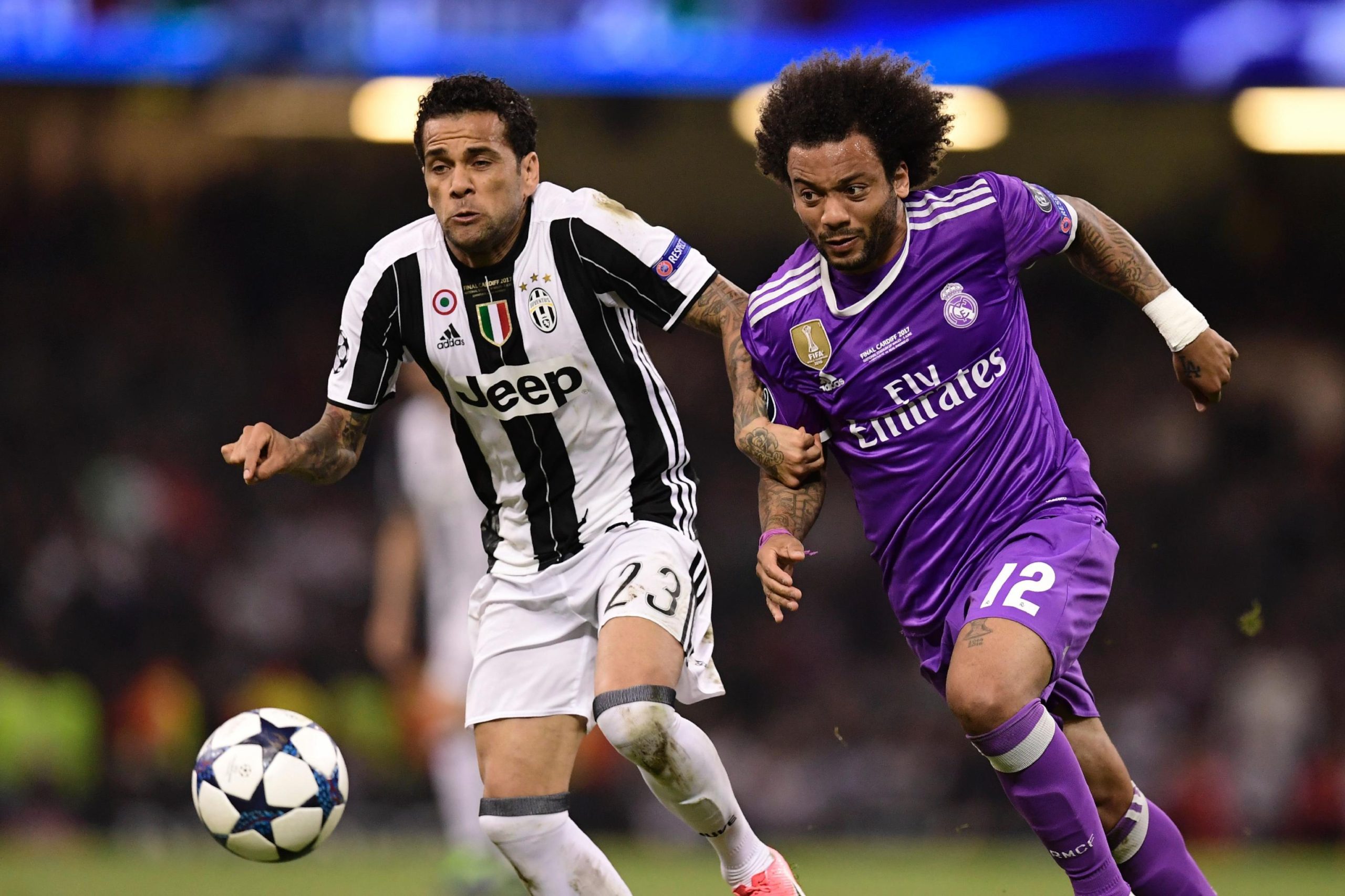 Dani Alves in talks to have Juventus contract torn up, allowing him to join Man City or Chelsea free